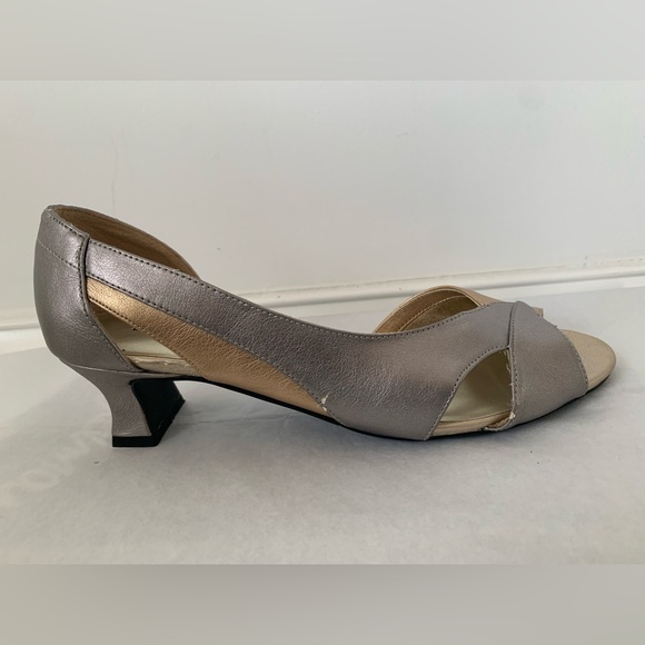 Easy Street Spry silver/gold heel, 1.75” height, size 9.5M, in original box. - Picture 3 of 10